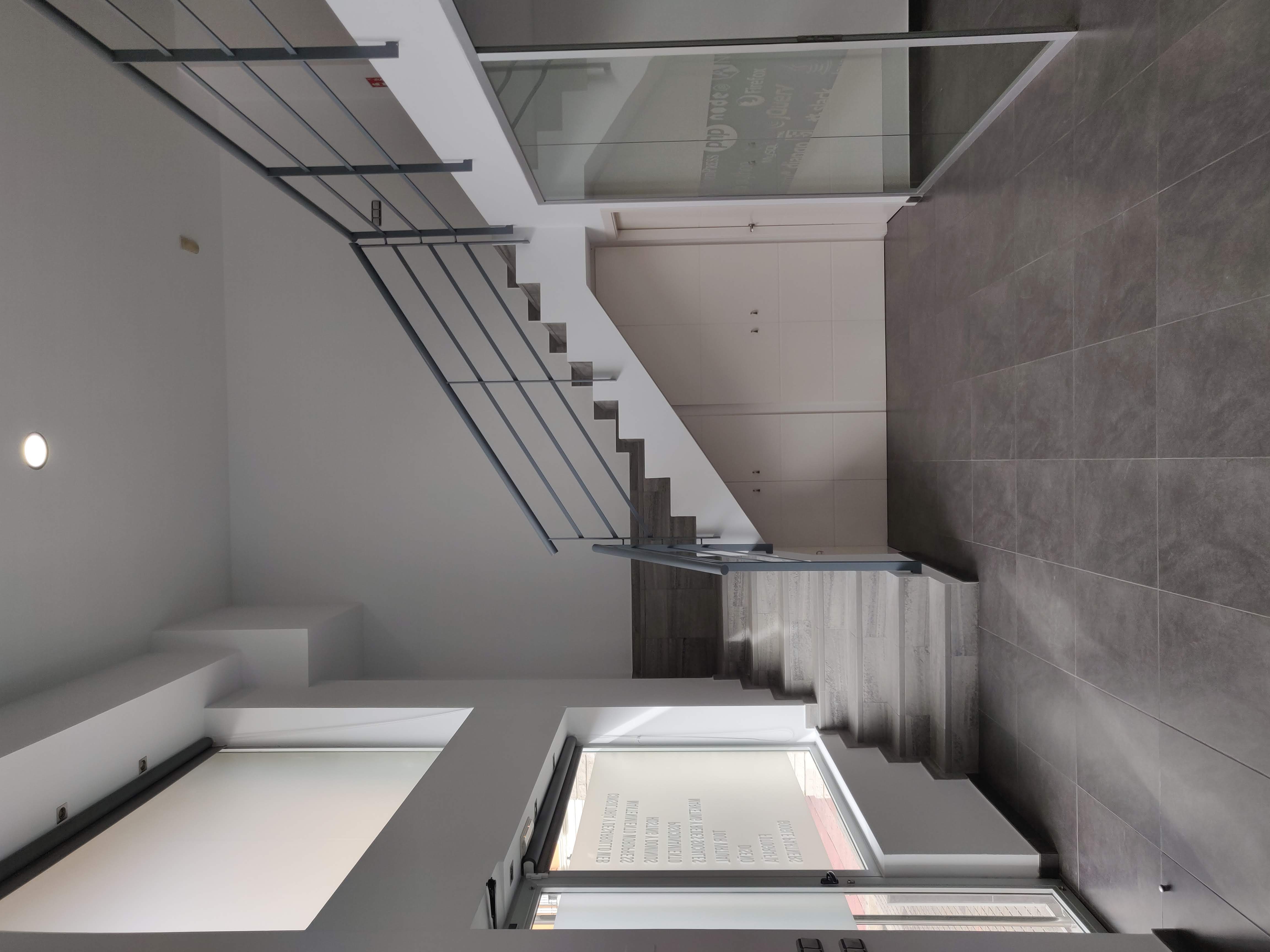 Entreplanta con barandilla metálica