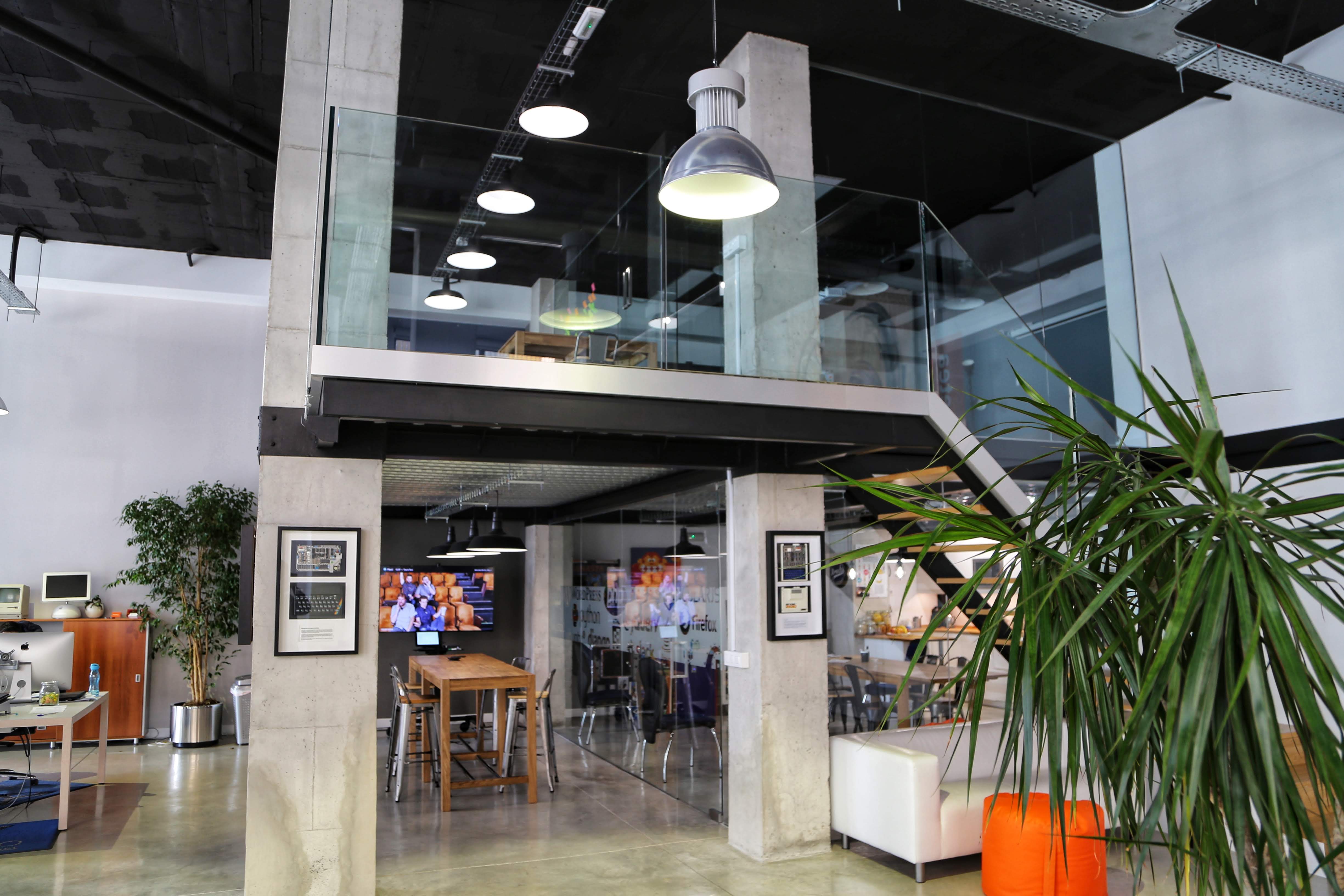 Naya con sala acristalada